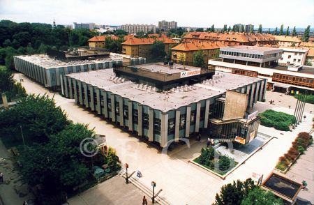 Architektura 2. poloviny 20. století a počátku 21. století: nákupní centrum Družba s doplňkovými objekty (1970—1975); foto O. Sepp 1998.