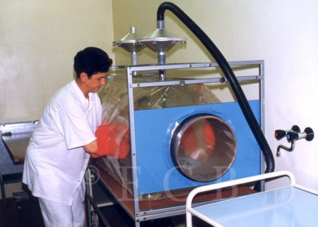 Akademie věd České republiky: laboratoř Parazitologického ústavu AV ČR; foto O. Sepp 1998.