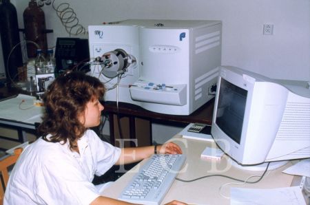 Akademie věd České republiky: kapalinový chromatograf s hmotnostním spektrometrem; foto O. Sepp 1998.