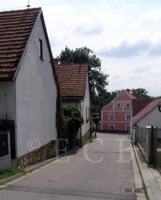 Adamov: průhled od sousoší Nejsvětější Trojice k radnici; foto K. Kuča 2005.