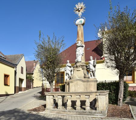 Adamov: sousoší Nejsvětější trojice z roku 1770; foto Nebe 2018.