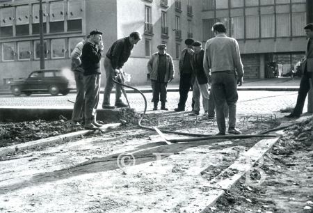 Akce Z: brigádníci z ČSAD pracují na úpravě Senovážného náměstí, 1967, sbírka J. Dvořáka; SOkA.