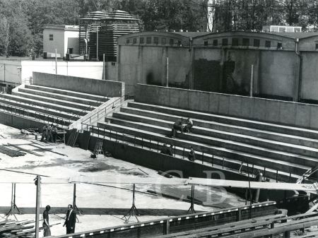 Akce Z: výstavba betonových tribun nového zimního stadionu v letech 1957 a 1958, sbírka J. Dvořáka; SOkA.