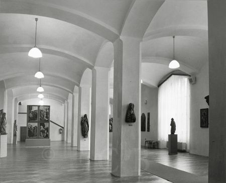 Alšova jihočeská galerie: bývalá kočárovna zámku Hluboká jako jeden ze sálů AJG během výstavy Jihočeská pozdní gotika 1450—1530 v sezóně roku 1965, foto P. Špandl; archiv AJG.