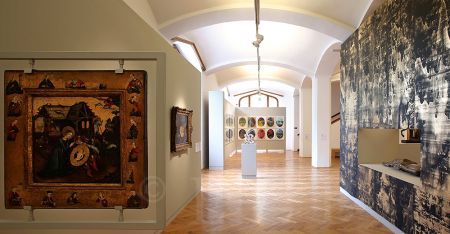 Alšova jihočeská galerie: bývalá kočárovna zámku Hluboká jako jeden ze sálů expozice Meziprůzkumy – sbírka AJG s mikroarchitektonickou intervencí Tomáše Svobody a Patrika Hábla (Boží hrob) v roce 2018, foto Pavel Dolejší; archiv AJG.