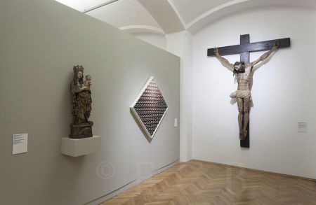 Alšova jihočeská galerie: bývalá kočárovna zámku Hluboká jako jeden ze sálů expozice Meziprůzkumy – sbírka AJG v roce 2017, foto Jan Mahr; archiv AJG.