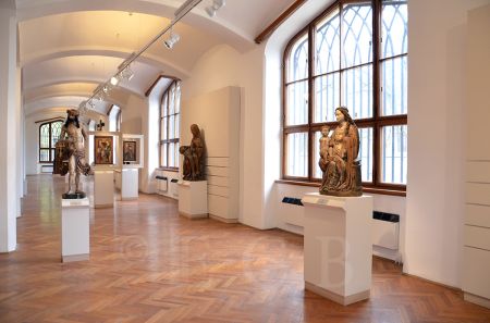 Alšova jihočeská galerie: bývalá kočárovna zámku Hluboká jako jeden ze sálů stálé expozice gotického umění AJG v roce 2015; foto Martin Vaněk.