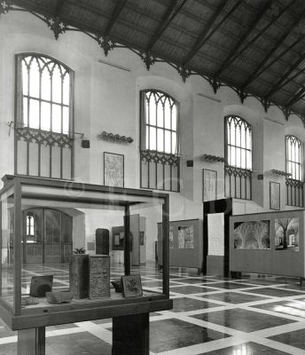 Alšova jihočeská galerie: bývalá zimní jízdárna zámku Hluboká jako hlavní sál AJG během výstavy Jihočeská pozdní gotika 1450—1530 v sezóně roku 1965, foto P. Špandl; archiv AJG.