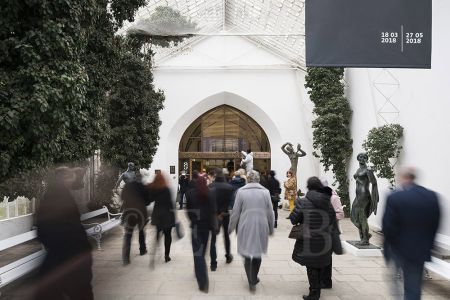 Alšova jihočeská galerie: vstupní prostor sídla AJG na Hluboké, bývalá zimní zahrada zámku v roce 2018 během vernisáže expozice Meziprůzkumy s performancí Petra Duba; foto Zdeněk Porcal.