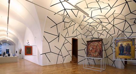 Alšova jihočeská galerie: východní křídlo bývalé zimní jízdárny jako jeden ze sálů expozice Meziprůzkumy – sbírka AJG s prostorovou intervencí Esther Stocker v roce 2018, foto Pavel Dolejší; archiv AJG.