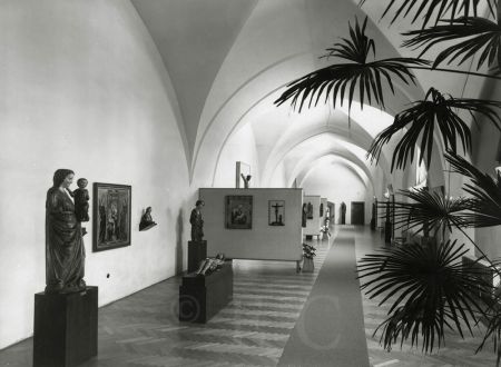 Alšova jihočeská galerie: východní křídlo bývalé zimní jízdárny jako jeden ze sálů stálé expozice gotického umění AJG na počátku 70. let 20. století, foto Josef Ehm; archiv AJG.
