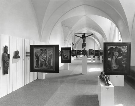 Alšova jihočeská galerie: východní křídlo bývalé zimní jízdárny jako jeden ze sálů stálé expozice gotického umění AJG po roce 1979, foto Pavel Brunclík; archiv AJG.