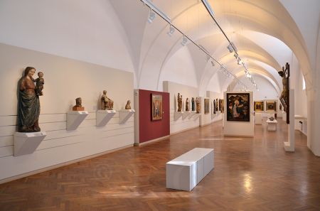 Alšova jihočeská galerie: východní křídlo bývalé zimní jízdárny jako jeden ze sálů stálé expozice gotického umění AJG v roce 2015; foto Martin Vaněk.