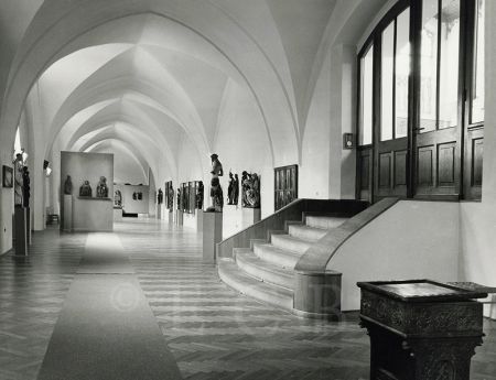 Alšova jihočeská galerie: západní křídlo bývalé zimní jízdárny jako jeden ze sálů AJG během výstavy Jihočeská pozdní gotika 1450—1530 v sezóně roku 1965, foto P. Špandl; archiv AJG.