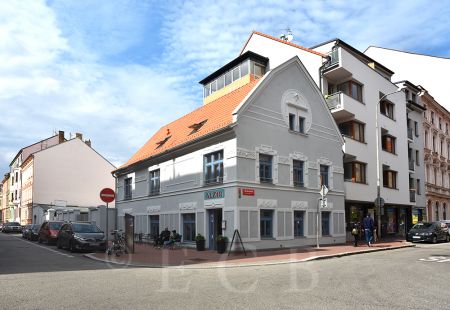 Alžír: po rekonstrukci dokončené v roce 2019, na počátku 21. století zcela zdevastovaný dům zachránil zápis na seznam kulturních památek; foto Nebe 2019.