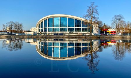 Architektura: moderní architektura plaveckého stadionu, který byl dokončen v roce 1971 dle projektu B. Böhma; foto Nebe 2021.