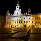 Dlažba: detail keramické šatovské dlažby na náměstí Přemysla Otakara II. (zima 2025), náměstí bylo vydlážděno podle návrhu architekta Pavla Janáka 1937—1939; foto Nebe 2025.