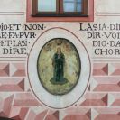Domovní znamení: fasáda průčelí zdobena iluzivními malbami a vyobrazením Panny Marie na měšťanském domu č. 24 v Kněžské ulici; foto Nebe 2020.