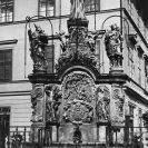 Epidemie: mariánské sousoší od J. Dietricha postavené 1716 jako poděkování českobudějovických měšťanů za ochranu před morem, asi 1935, sbírka J. Dvořáka; SOkA.