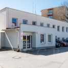 Havlíčkova kolonie: objekt v místě bývalé prodejny automobilů Aero v Brožíkově ulici; foto Nebe 2021.