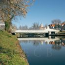 Malše: most Kosmonautů, který byl 2024 shledán v nevyhovujícím stavu a byl nahrazen novým během náročné přestavby v roce 2026, foto před začátkem stavby; foto Nebe 2026.