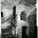 Měšťanský dům: hřebínková klenba vstupní chodby domu čp. 39 v Široké ulici před opravou 1987; sbírka J. Dvořáka; SOkA.