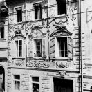 Měšťanský dům: knihař František Ployhar před svým domem čp. 11 v Široké ulici v roce 1925; sbírka J. Dvořáka; SOkA.