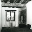 Měšťanský dům: malovaný trámový strop a freska na zdi s výklenkem v domě č. 11 na náměstí Přemysla Otakara II., 1990; sbírka J. Dvořáka; SOkA. 