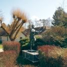 Mrázek František: bronzová socha Basketbalista (1985), v emotivním výrazu tváře s portrétními rysy připomíná socha raná díla autora, ve kterých promítnul hrůzy války; foto Nebe 2026.