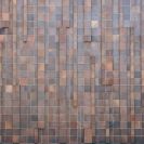 Muzea: detail charakteristického keramického obkladu budovy Muzea dělnického revolučního hnutí; foto Nebe 2026.