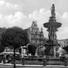 Náměstí Přemysla Otakara II.: pohled na náměstí ve 30. letech 20. století; ze sbírek Jihočeského muzea v Českých Budějovicích.