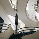 Radnice: dynamické křivky vnitřních galerií a schodišť využívají moderní materiály, jako je beton a ocel; foto Nebe 2025.