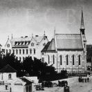 Senovážné náměstí: pohled na západní část náměstí, vlevo věž Manda (zbouraná 1904), vpravo část staré nemocnice, vpředu městská váha, která sloužila k vážení vozů se senem; sbírka J. Dvořáka; SOkA.