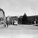 Senovážné náměstí: zastávka městské hromadné dopravy u pošty č. 1, 1984; sbírka J. Dvořáka; SOkA. 