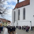 Slavnosti: shromáždění účinkujících na Piaristickém náměstí, odkud průvod velikonočního hrkání vyráží k náměstí Přemysla Otakara II.; foto Nebe 2025.