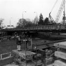 Stavebnictví: přesouvání starého Dlouhého mostu, 15. 4. 1998; sbírka J. Dvořáka; SOkA. 