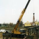 Stavebnictví: rozřezávání starého Dlouhého mostu, 7. 12. 1998; sbírka J. Dvořáka; SOkA.