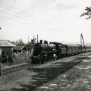 Železnice: lokomotiva řady 3650 na čele osobního vlaku asi 1960; sbírka J. Dvořáka; SOkA. 