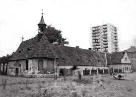 Epidemie: celkový pohled na morový špitál s kostelem Nejsvětější Trojice v roce 1976; SOkA.