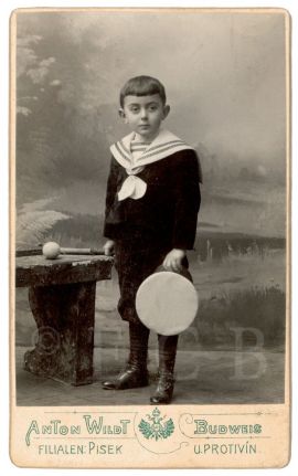 Fotografie: podobenka z ateliéru Wildt, počátek 20. století; ze sbírek Jihočeského muzea v Českých Budějovicích.