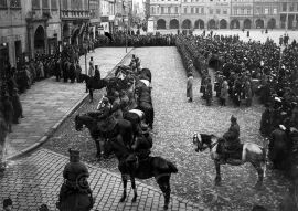 První světová válka: vojenská slavnost před radnicí, asi 1916—1917, loučení s vojáky, kteří jdou na frontu; sbírka J. Dvořáka; SOkA. 