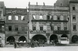 U Tří kohoutů: přestavba hotelu po požáru roku 1904; sbírka J. Dvořáka; SOkA. 