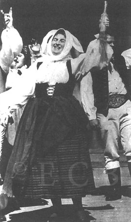 Úsvit: Zora Soukupová na vystoupení folklorního souboru; podle Šimánek 2015.