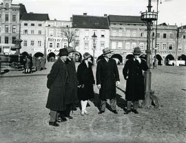 Veřejné osvětlení: pouliční lampy plynového osvětlení na náměstí Přemysla Otakara II. v roce 1934; sbírka J. Dvořáka; SOkA. 