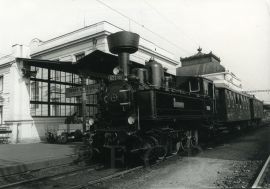 Železnice: parní lokomotiva 422 025 na nádraží při natáčení televizního filmu o koněspřežní železnici, 1977; sbírka J. Dvořáka; SOkA. 